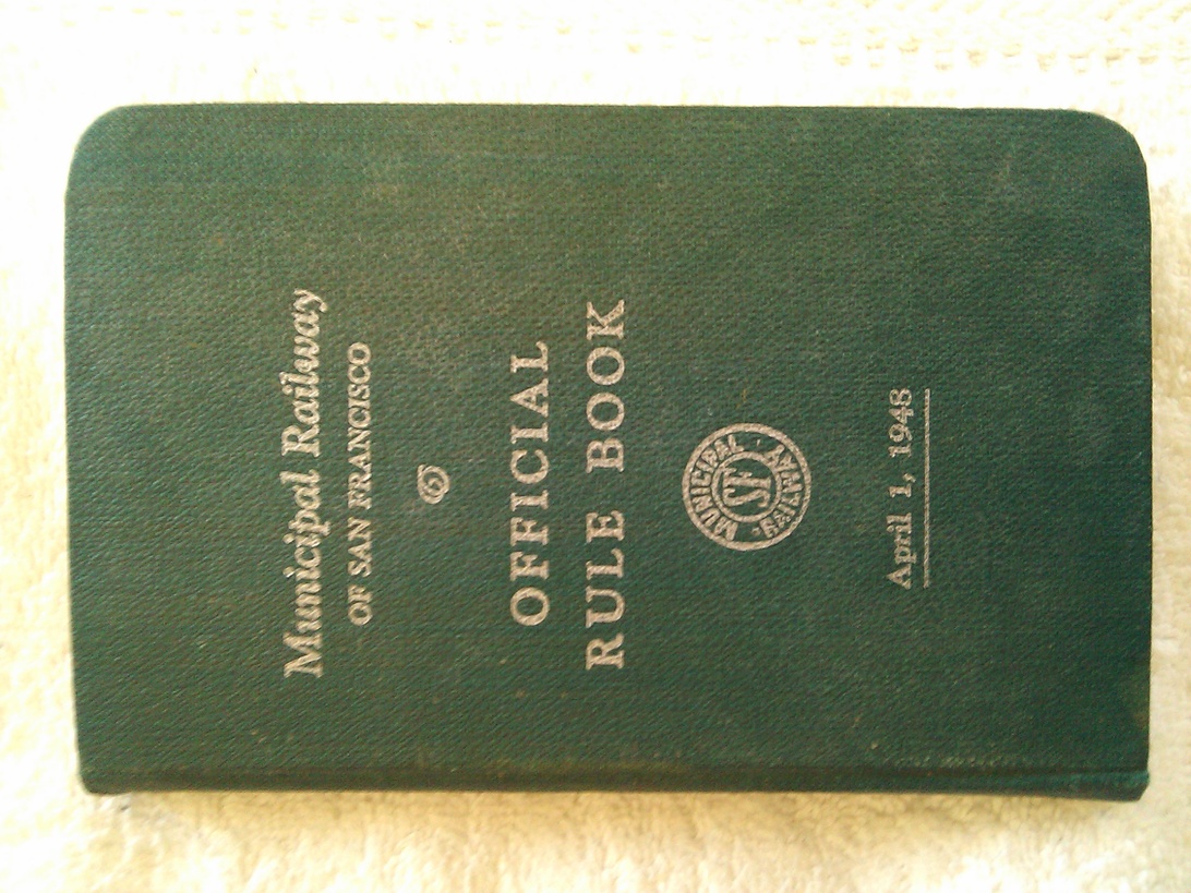 En grön läderinbunden golfregelbok med titeln 'Official Rule Book' från Municipal Railways of San Francisco, daterad 1 april 1948, ett exempel på en äldre regelbok.
