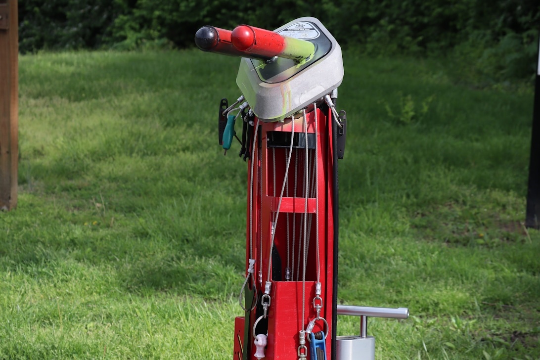 En greenkeeper som använder en fuktighetsmätare på en golfgreen.